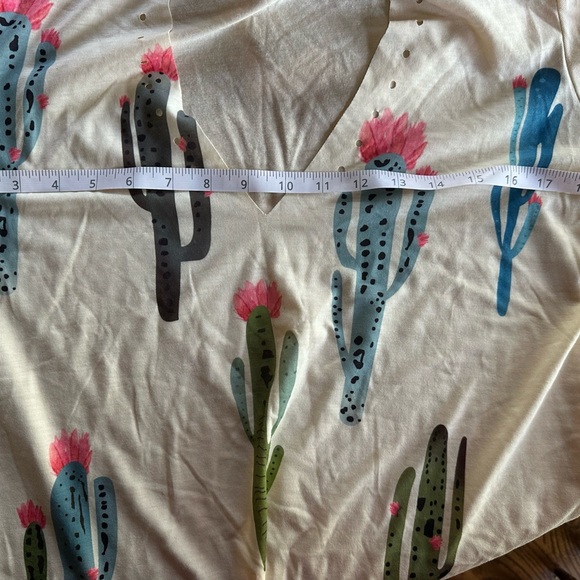 Cream Top with Cactus - Picture 9 of 10